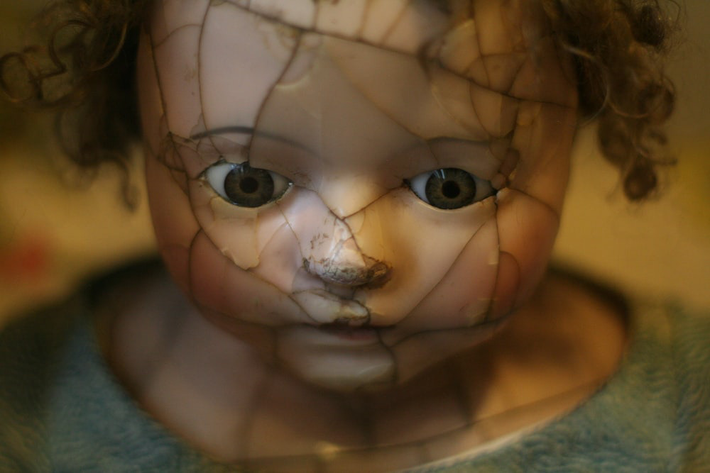  A cracked doll’s face